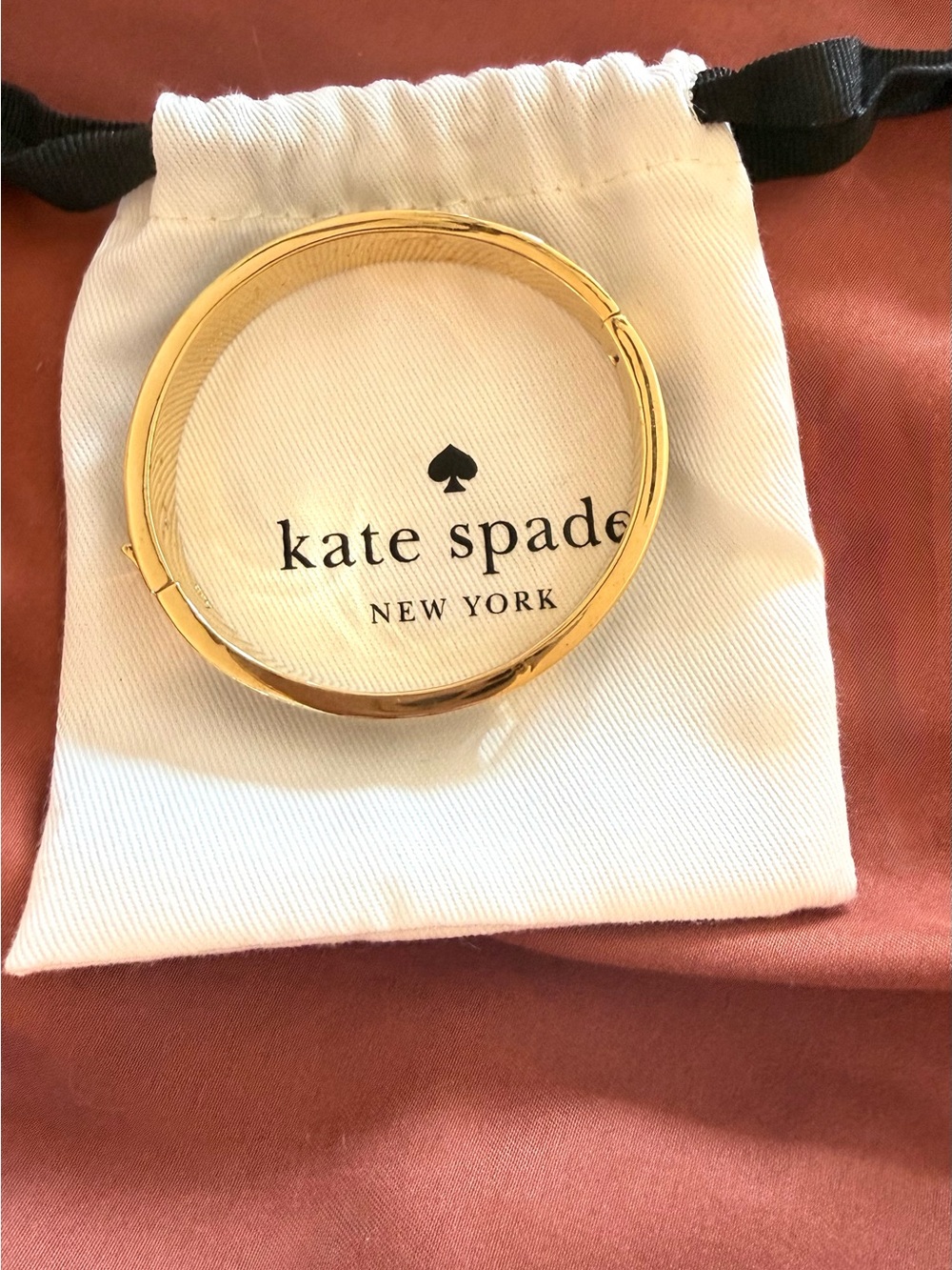 Kate Spade New York NWOT Black & Gold Hinged Bangle - Picture 2 of 5